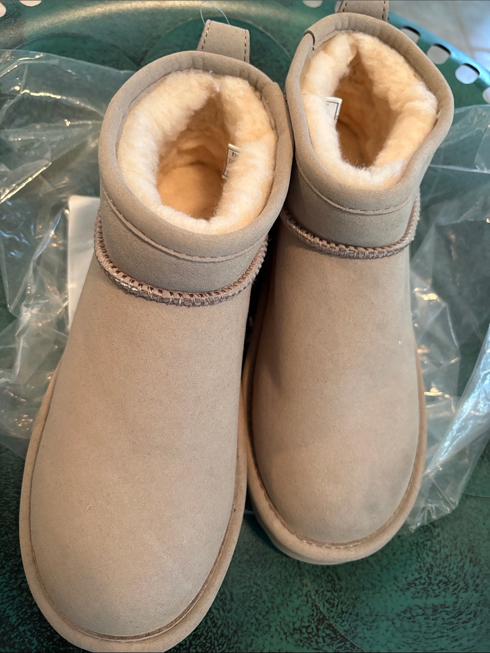 NWT Bear paws Classic Short Cozy Suede Boot - us 7